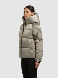 Kurtka puchowa w jasnoszarym kolorze z wysokim kołnierzem, pikowanym wzorem, zamkiem błyskawicznym i bocznymi kieszeniami. Posiada metkę z logo po lewej stronie.
