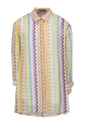Camisa de botones con patrones de zigzag coloridos en tonos pasteles de amarillo, rosa y azul. Elaborada con un tejido ligero y con un cuello clásico.