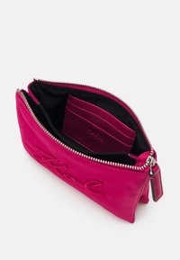 KARL LAGERFELD SIGNATURE POUCH - Delninukė - persian red