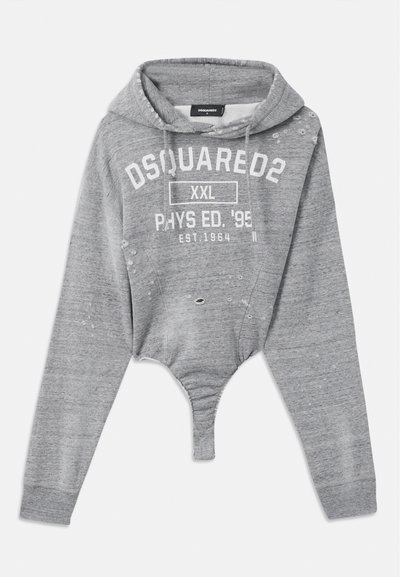 Szürke, rövidre szabott kapucnis pulóver, koptatott részletekkel, fehér nyomott szöveggel: "DSQUARED2 XXL PHYS ED. '95 EST. 1964," és egyedi tanga stílusú aljjal.