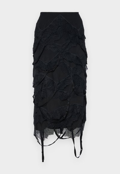 Μαύρη φούστα με στρωτές δαντελωτές λεπτομέρειες, εφαρμοστό λάστιχο στη μέση και ρυθμιζόμενες τιράντες. Ο σχεδιασμός περιλαμβάνει ένα κυματιστό μοτίβο σε όλη την επιφάνεια.