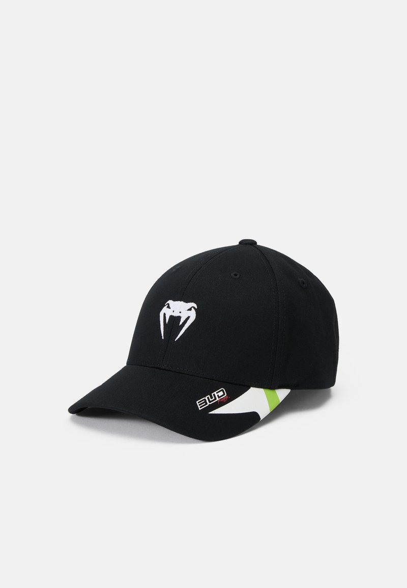 Zwarte baseballpet met een wit spinnenlogo aan de voorkant, voorzien van een geblokte klep met groene en zwarte accenten. Gemaakt van katoen.