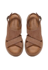 Sandali in suede marrone con cinturini incrociati, tallone aperto e dettagli cuciti. Fibbia regolabile sul cinturino; fodera interna morbida.