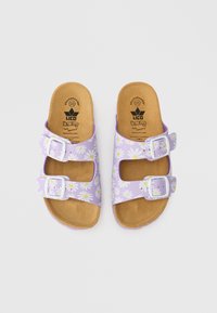 Fialové sandále s motívom margarét, dvoma nastaviteľnými bielymi prackami, korkovou stielkou, rovinatou podrážkou, neformálnym dizajnom, vhodné na teplé počasie.