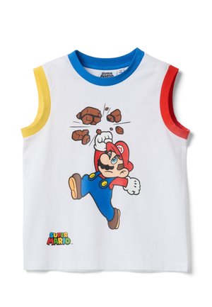 Mouwloos wit shirt met blauwe kraag, gele linkermouwopening, rode rechtermouwopening, met Super Mario die tijdens een sprong stenen kapot slaat.