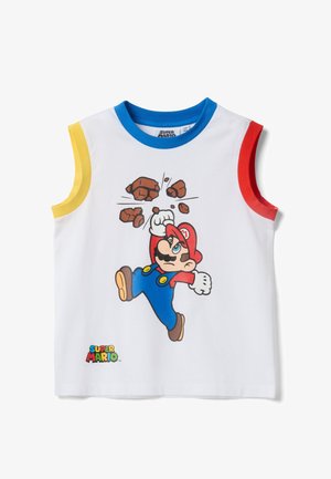 Camiseta blanca sin mangas con cuello azul, sisas amarilla en el lado izquierdo y roja en el derecho, con una imagen de Super Mario rompiendo ladrillos en pleno salto.