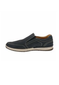 Zapato tipo slip-on en tejido azul marino oscuro con detalles texturizados, costuras en contraste y una suela de goma. El interior cuenta con un forro marrón claro.