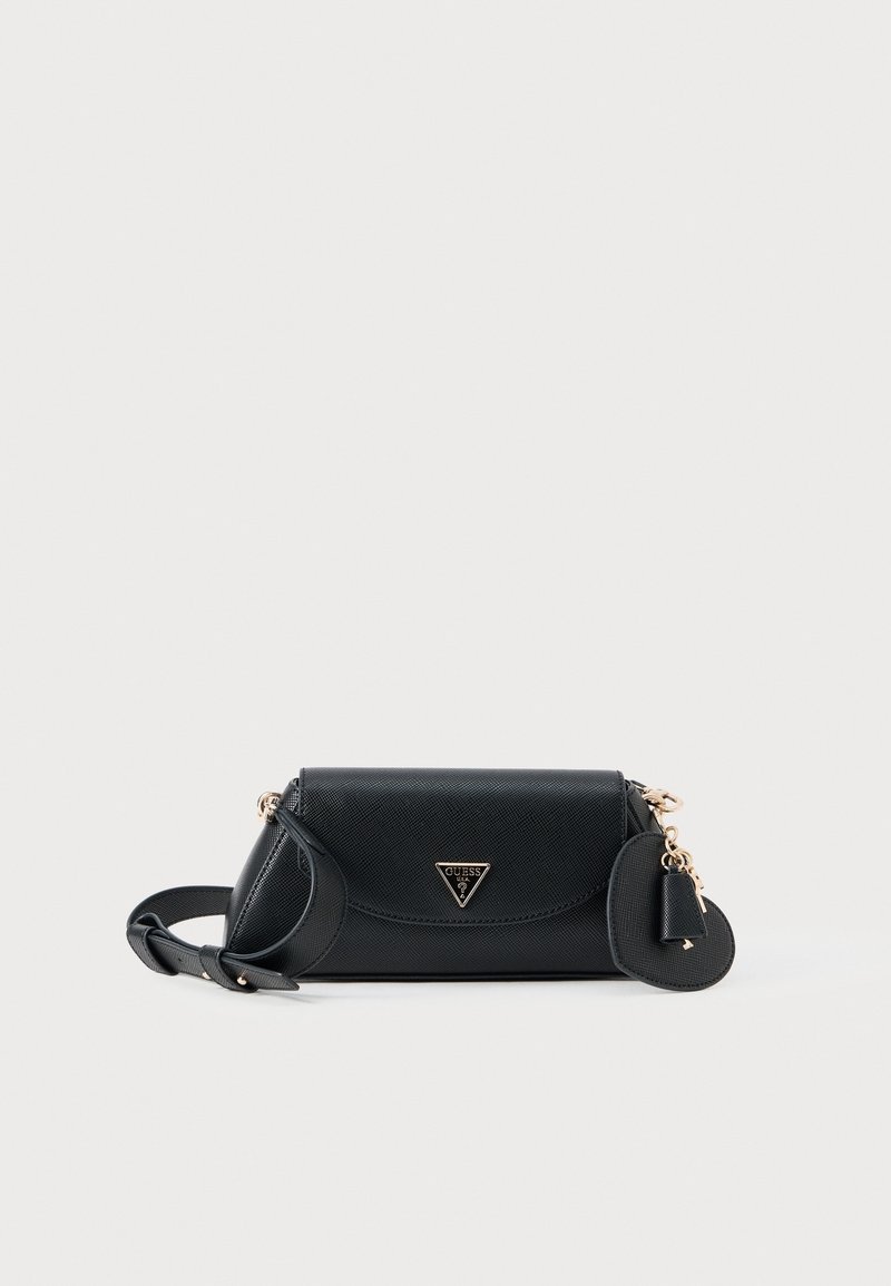 Sac bandoulière en cuir noir Guess avec bandoulière réglable, logo doré et breloque ronde attachée sur un fond clair uni.