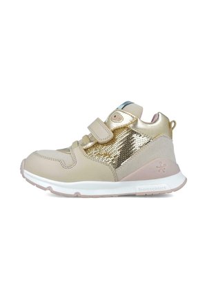 Zapatillas altas beige con acentos de lentejuelas doradas, correa de velcro y suela acolchada. Presentan una combinación de materiales lisos y texturizados.