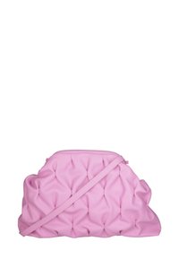 Borsa a tracolla rosa trapuntata realizzata in materiale morbido, caratterizzata da una forma curvata, texture plissettata e una sottile tracolla regolabile.