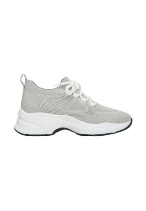 Szare dzianinowe buty sportowe z białymi sznurówkami, teksturowaną powierzchnią, wyściółką w kolorze białym oraz czarną gumową podeszwą.