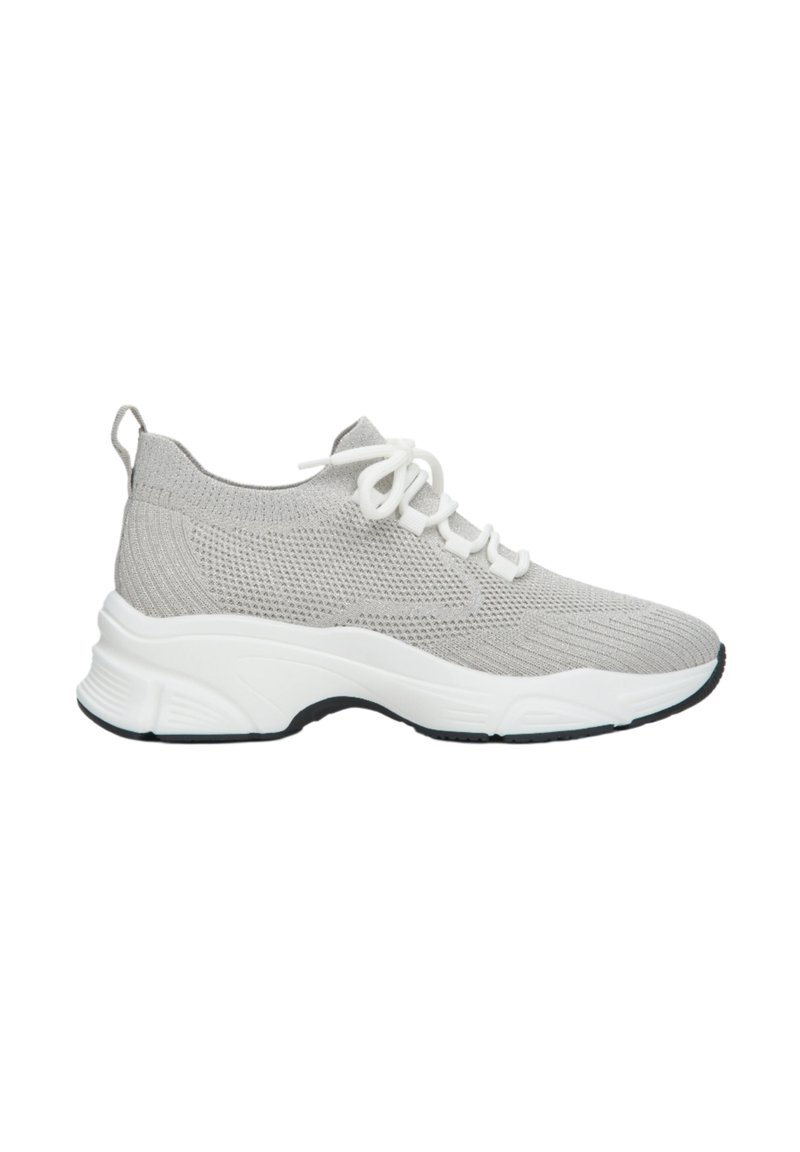 Szare dzianinowe buty sportowe z białymi sznurówkami, teksturowaną powierzchnią, wyściółką w kolorze białym oraz czarną gumową podeszwą.