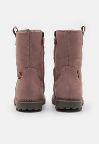 Rosa Leder-Ankle Boots mit strukturiertem Finish und braunen Gummisohlen. Merkmale sind seitliche Reißverschlüsse und Schlaufen-Ziehhilfen.