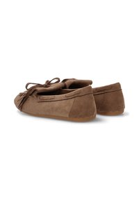 Zapatos mocasines de ante marrón con punta redondeada, que presentan un detalle de flecos en la parte delantera y un lazo sencillo, superficie texturizada y suela plana.