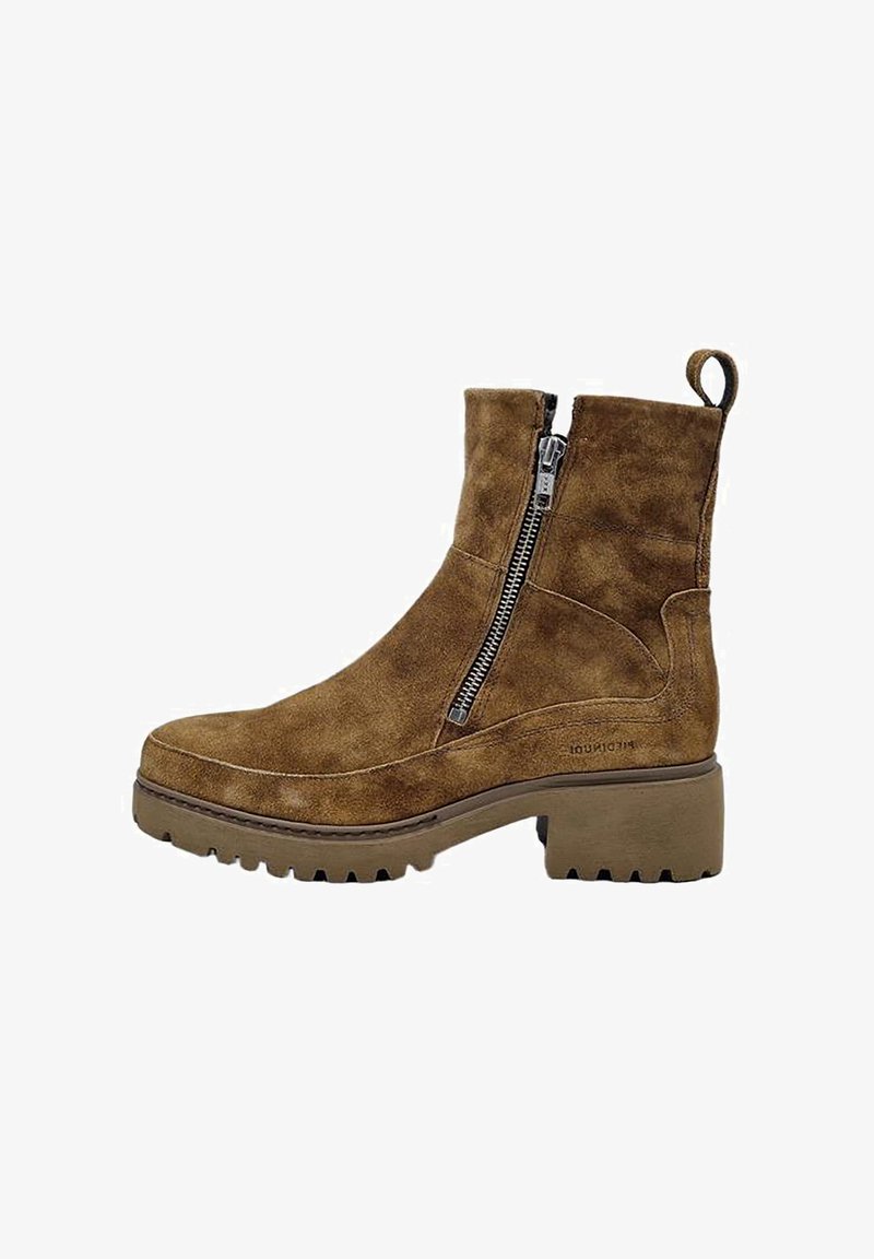 Bruine suede enkellaarzen met een zijrits, robuuste rubberen zool en een ronde neus. Voorzien van een lipje aan de achterkant voor gemakkelijk aantrekken.