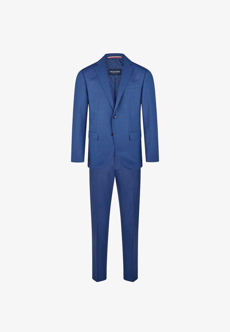 Traje azul con una chaqueta estructurada y pantalones a juego. Hecho de una tela suave, con un cierre de un solo botón y solapas con muesca.
