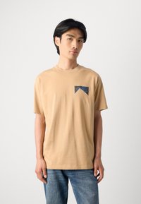 Scotch & Soda RELAXED FIT FRONT BACK  - Print T-shirt - tannin