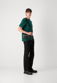 Tommy Hilfiger ESSENTIAL TEE - Základné tričko - ornamental green