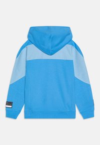 Sweatshirt com capuz em azul brilhante com um design em bloco de cores azul claro. Apresenta um bolso canguru e punhos e bainha canelados.