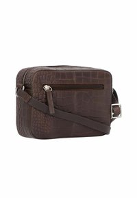 Borsa a tracolla in pelle marrone con stampa coccodrillo, chiusura con zip, tasca frontale, tracolla regolabile e dettagli in metallo argentato.