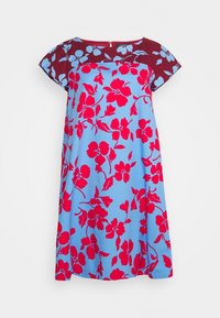 Robe fleurie rouge et bleue avec manches courtes, partie supérieure bordeaux au niveau de la poitrine et des épaules, coupe ample en ligne A.