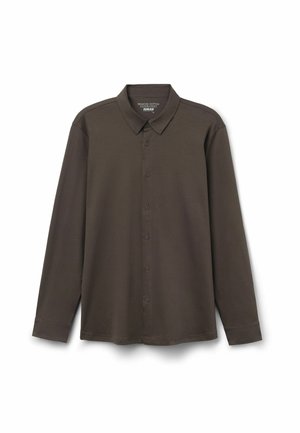 Tmavě olivově zelená košile s dlouhým rukávem na knoflíky s límečkem, vyrobená z prémiové bavlny, položena na bílém pozadí.
