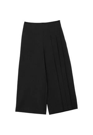 Pantaloni corte neri fino al ginocchio, a pieghe, con una superficie liscia e una forma strutturata, caratterizzati da una singola piega frontale e una linea dell'orlo pulita.