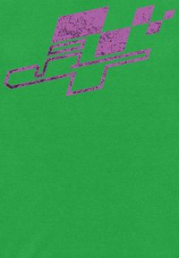 Zelená tkanina s texturovaným fialovým grafickým designem obsahujícím ostré tvary a linie, což vytváří geometrický vzor na povrchu.