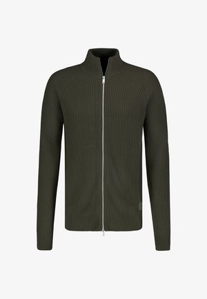 Olivgrüner gerippter Cardigan mit hohem Kragen und vollem Reißverschluss. Die Textur ist gestrickt, mit einer figurbetonten Passform und unauffälligen Akzenten.