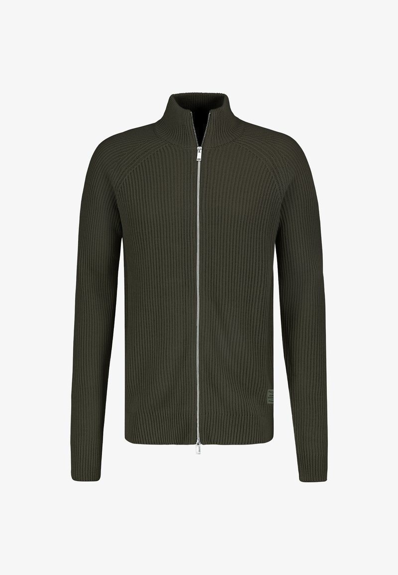 Olivgrüner gerippter Cardigan mit hohem Kragen und vollem Reißverschluss. Die Textur ist gestrickt, mit einer figurbetonten Passform und unauffälligen Akzenten.