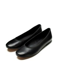 Bailarinas de cuero negro con punta redondeada, parte superior de textura suave y ribete elástico alrededor de la abertura para mayor comodidad. La suela tiene un agarre mínimo.