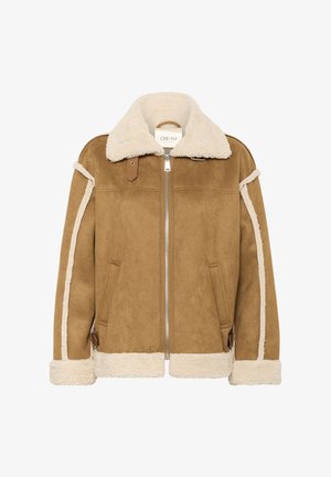 Veste en suède marron avec un col et des accents en fausse fourrure crème. Dotée d'une fermeture éclair et de deux poches latérales. Surface robuste et texturée.