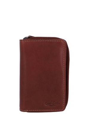 Braune Leder-Geldbörse mit Reißverschluss, sichtbaren Nähten und geprägt "Quati Lealus studio" Logo auf weißem Hintergrund.