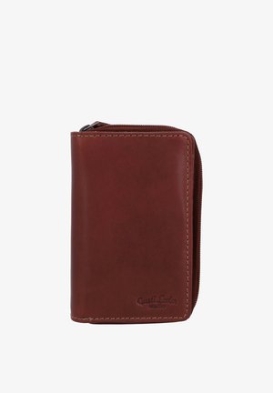 Ruda odinė piniginė su užtrauktuku, matomomis siūlėmis ir įspaustu „Quati Lealus studio“ logotipu ant balto fono.