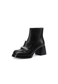Stivale alla caviglia in pelle nera con tacco chunky, caratterizzato da un accentuato dettaglio in catena argentata sulla punta e un design minimalista.