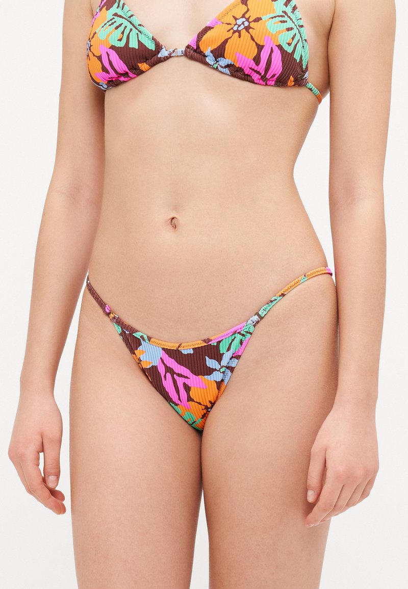 Bikiny s trojuholníkovým vrchom a nízkym spodkom. Obsahuje hnedý základ s živými ružovými, oranžovými a modrými kvetinovými vzormi. Textúrovaná tkanina.