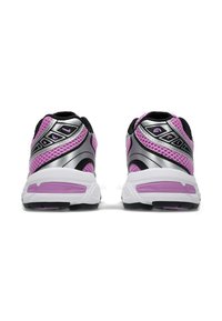 Löpaskor med ovandel i nät i rosa och silver, med svarta detaljer, en vadderad krage och en strukturerad vit gummisula.