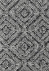 Grauer Wollstoff mit einem strukturierten Rautenmuster, das kleinere konzentrische Rauten innerhalb jeder größeren Raute zeigt.