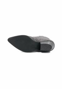 Bocanc gri din suede, cu vârful ascuțit, suprafață texturată și toc mic pătrat. Talpa este din cauciuc negru, cu un model pe tread.