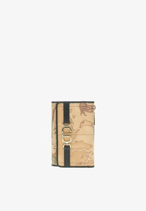 Portafoglio in pelle marrone con stampa di una mappa, dotato di una tracolla nera e dettagli in oro. Forma rettangolare compatta.
