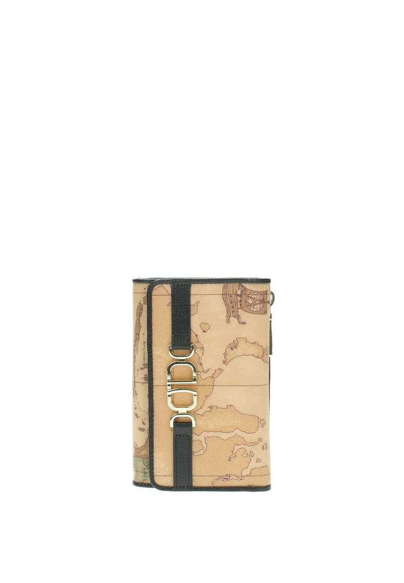 Portafoglio in pelle marrone con stampa di una mappa, dotato di una tracolla nera e dettagli in oro. Forma rettangolare compatta.