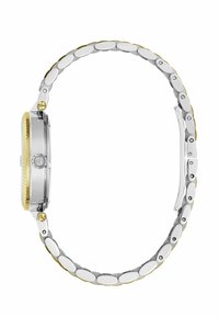 Vista laterale di un orologio da polso in metallo argento e oro con cinturino a maglie e ghiera dorata zigrinata intorno al quadrante.