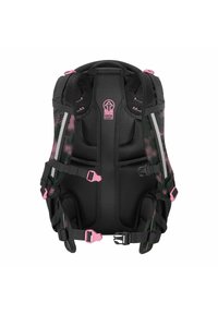 Schwarzer Rucksack mit pinken Akzenten, ausgestattet mit einem gepolsterten Rücken, Mesh-Panels, verstellbaren Trägern und mehreren Schnallenverschlüssen.