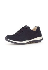 Scarpa atletica scamosciata blu navy con intersuola bianca, punta arrotondata e cuciture a contrasto. Design con lacci e suola testurizzata per una buona aderenza.
