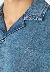 Denim Project LOOSE FIT SHORT SLEEVE DENIM  - Krekls - light blue washed