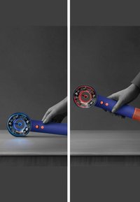 Elverktyg med blått handtag, cirkulärt huvud och två knappar. Vänster sida visar blå ljus, höger sida visar rött ljus och nät accents.