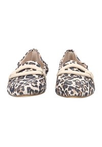 Leoprint Ballerinas aus weichem Stoff, mit einem Slip-On-Design und einem Paar hellbeiger Riemen über dem Fuß. Runde Zehenform.