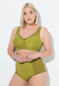 Olivgrön bh och trosa set med texturerad design och genomskinliga nätpaneler. Bh:n har byglar och en dekorativ rosett i mitten.