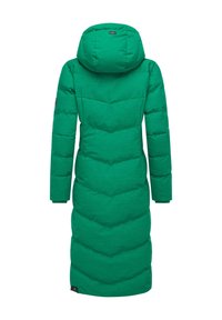 Zielona kurtka puchowa z dopasowaną kapturem, długimi rękawami i przeszyciami w kształcie chevronu na plecach. Gładka tekstura z delikatnym połyskiem.