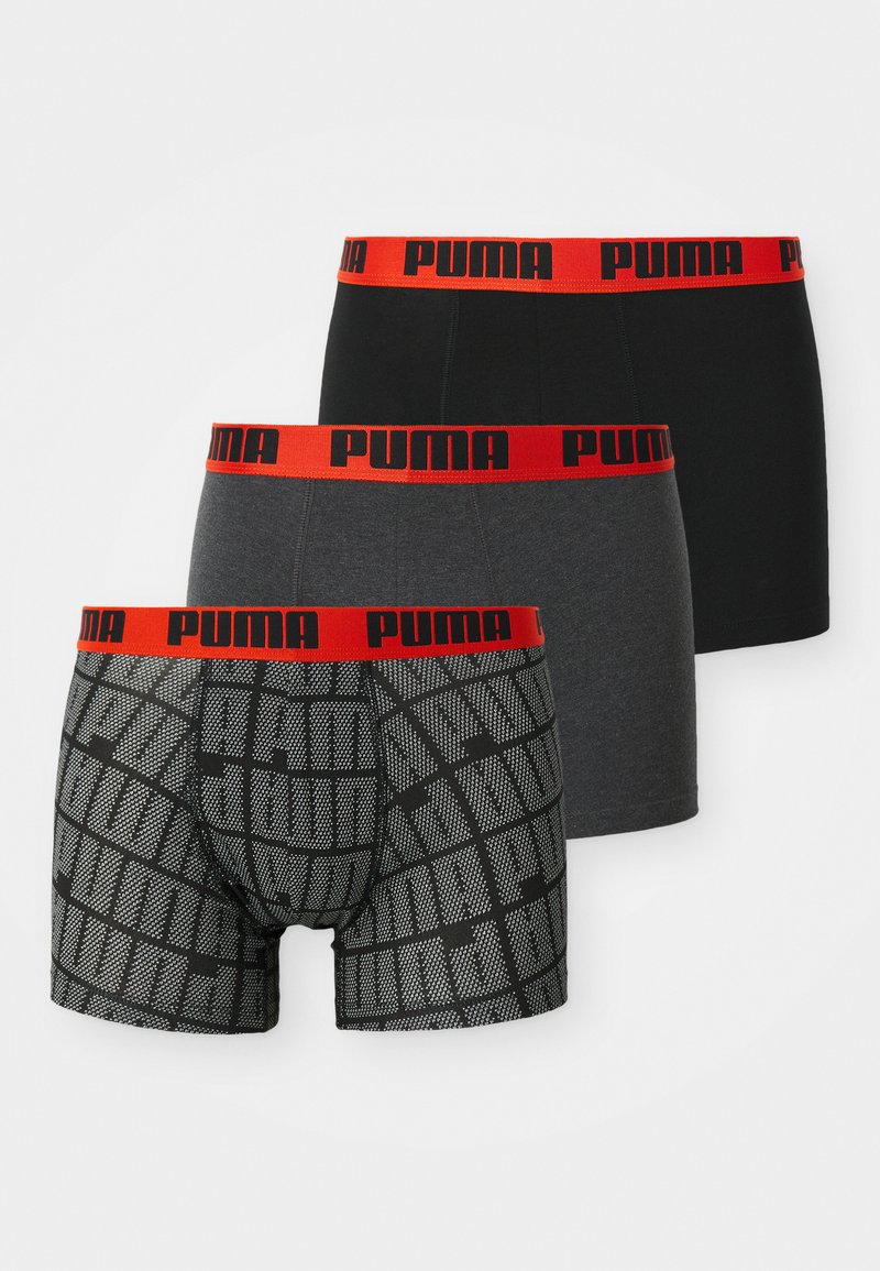 Trei perechi de boxeri: una neagră, una gri închis și una cu un model în grilă. Fiecare are o talie roșie cu "PUMA" imprimat.